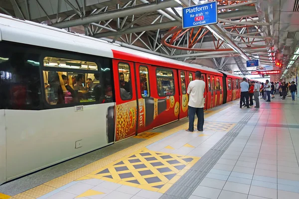 Malaysia Kuala Lumpur Oktober 2018 Passagerare Snabba Monorail Tåget Stationen — Stockfoto