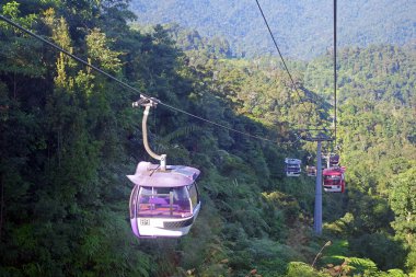Genting Highlands, Malezya - 16 Aralık 2018: turist seyahat Genting Skyway teleferik üzerinde. Gohtong Jaya ve Genting Highland bağlama bir gondol lifti olduğunu.
