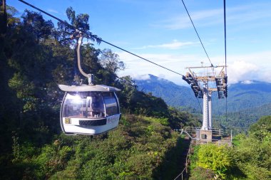Genting Highlands, Malezya - 16 Aralık 2018: turist seyahat Genting Skyway teleferik üzerinde. Gohtong Jaya ve Genting Highland bağlama bir gondol lifti olduğunu.