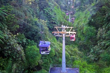 Genting Highlands, Malezya - 16 Aralık 2018: turist seyahat Genting Skyway teleferik üzerinde. Gohtong Jaya ve Genting Highland bağlama bir gondol lifti olduğunu.