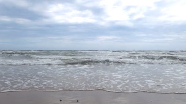 Kvälls Havs Sandstrand Med Havsvågor — Stockvideo