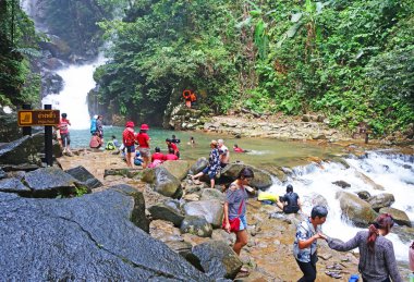 Chantaburi, Laem Sing, Tayland 26 Temmuz 2019 : Namtokphlio Milli Parkı'nda şelalede yüzen turistler