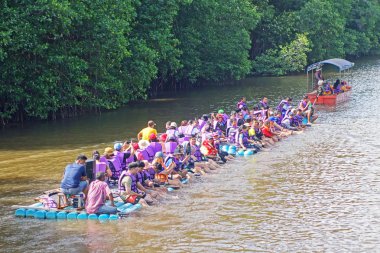 Chantaburi, Laem Sing, Tayland 26 Temmuz 2019 Laem Sing Gölü'nde pvc boru sal üzerinde yüzen turistler