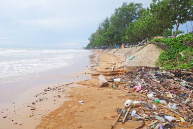 Kung Wiman Beach Chanthaburi, Tayland plaj kirleten çöp ve evsel atık