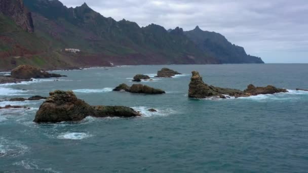 テネリフェ島の Taganana には大西洋の海岸線の空中写真 — ストック動画