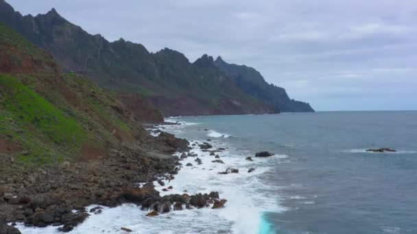 テネリフェ島の Taganana には大西洋の海岸線の空中写真 — ストック動画