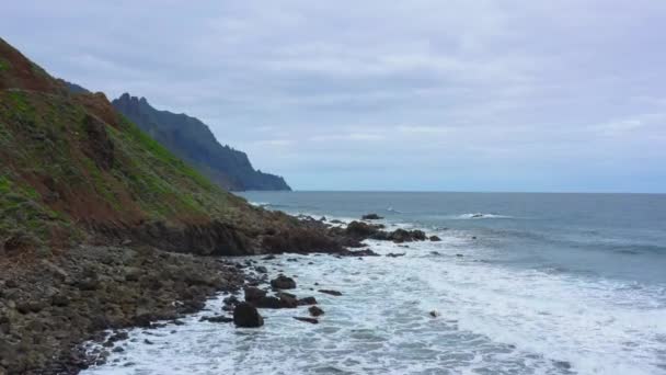 テネリフェ島の Taganana には大西洋の海岸線の空中写真 — ストック動画