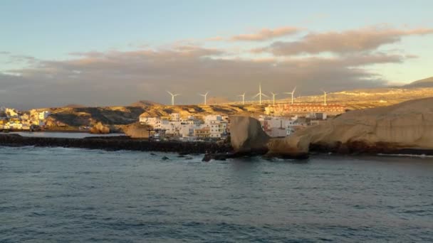 Luchtfoto Van Windmolen Boerderij Aan Oever Van Atlantische Oceaan Tenerife — Stockvideo