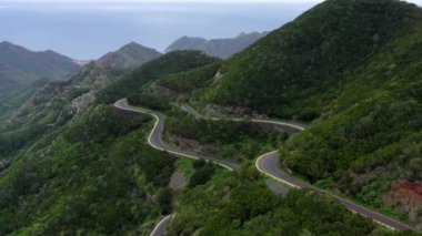Dağ yolundan kırsal de Anaga Ulusal Park Tenerife havadan görünümü