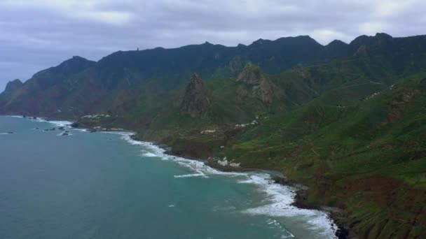 テネリフェ島の Taganana には大西洋の海岸線の空中写真 — ストック動画