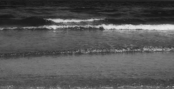 夜の水のリップルの反射 黒と白の背景 ダークトーン — ストック写真