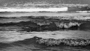 Gece suyu dalgalanması yansımaları. Siyah beyaz arka plan. Koyu ton.