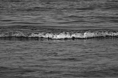 Gece suyu dalgalanması yansımaları. Siyah beyaz arka plan. Koyu ton.