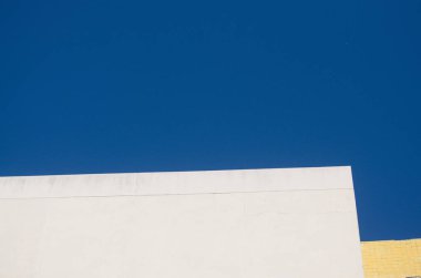 Gökyüzü arka planında çatı deseni oluşturuluyor. Dış dekorasyon.