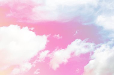 Gökyüzü ve Bulut güneş gününde pastel arkaplanlı.