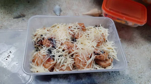 Pisang Goreng Dengan Keju Parut Dan Coklat — Stok Foto