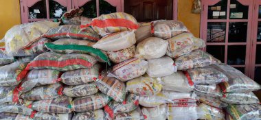 Salgın sırasında yoksul insanlara yardım etmek için pirinç.