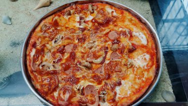 Endonezya 'dan sosisli ve acılı lezzetli pizza..