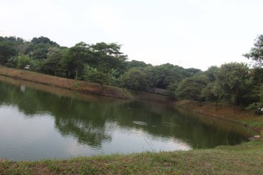 Güneş Endonezya 'daki göl suyundan yükseliyor..