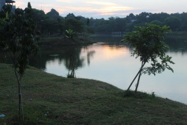 Güneş Endonezya 'daki göl suyundan yükseliyor..
