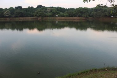 Güneş Endonezya 'daki göl suyundan yükseliyor..