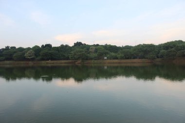 Güneş Endonezya 'daki göl suyundan yükseliyor..