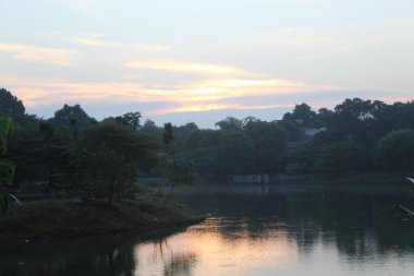Güneş Endonezya 'daki göl suyundan yükseliyor..