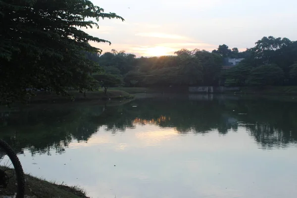 印度尼西亚的湖水上方升起了太阳 — 图库照片