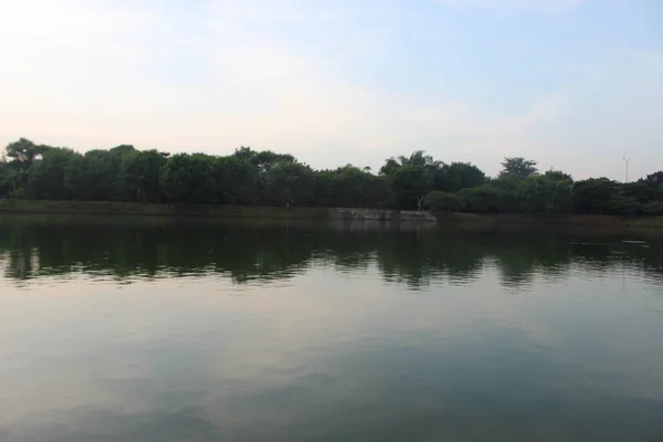 Zon Komt Boven Het Meerwater Indonesië — Stockfoto