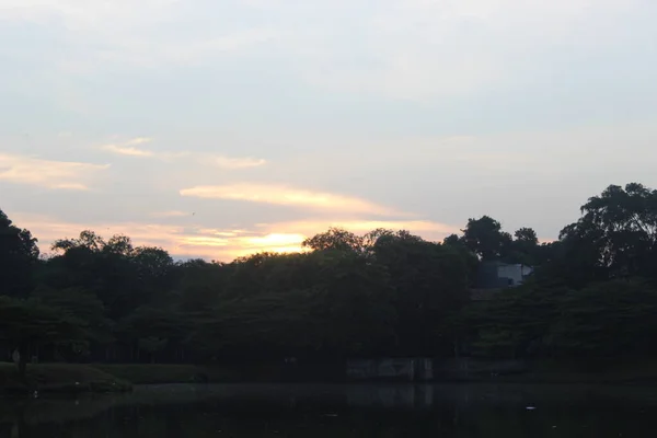 Sol Nasce Acima Água Lago Indonésia — Fotografia de Stock