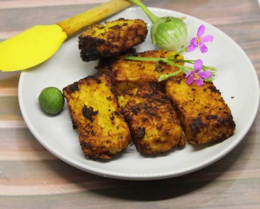 Kızarmış tempo Endonezya 'dan tipik bir yemektir. Tempe soya fasulyesinden yapılır. Tempe beyaz bir tabakta.