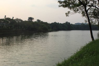 Jakarta 'da su tutacak yapay göl. Doğu Jakarta' da sel baskınını önlemek için göl..