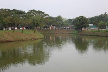 Jakarta 'da su tutacak yapay göl. Doğu Jakarta' da sel baskınını önlemek için göl..
