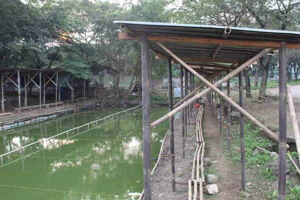 ジャカルタの釣り池は訪問者の空です — ストック写真