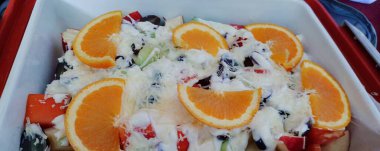 Beyaz tabakta ev yapımı güzel taze meyve salatası