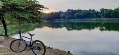 Jakarta 'nın varoşlarındaki gölün atmosferi