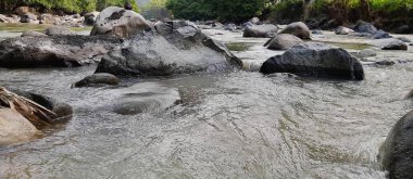 Endonezya 'da Batı Java' da nehirde büyük taşlar var.