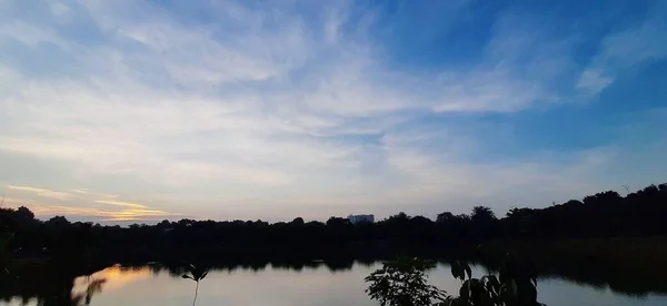 ジャカルタ郊外の朝の湖の雰囲気 — ストック写真