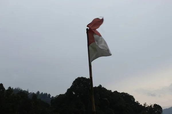 Bandeira Indonésia Está Voando Acima Montanha Bandeira Vermelha Branca Nas — Fotografia de Stock