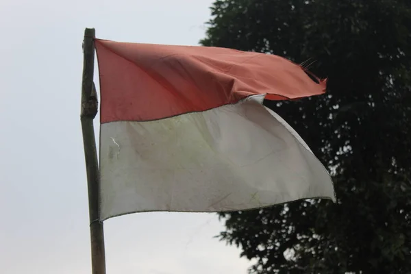 Bandera Indonesia Ondea Sobre Montaña Bandera Roja Blanca Las Montañas —  Fotos de Stock