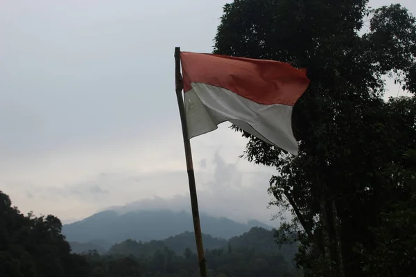 Indonéz Zászló Hegy Felett Repül Piros Fehér Zászló Hegyekben — Stock Fotó