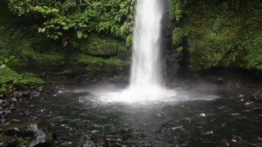 Batı Java Endonezya 'daki Tropikal yeşil ormanda şelale