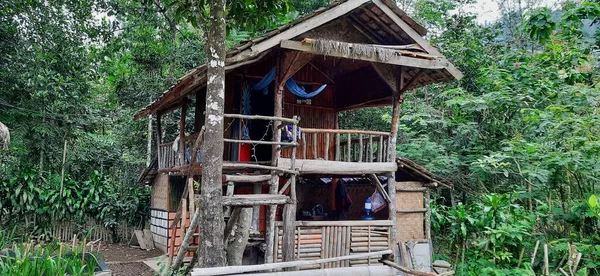 インドネシアに森の中に木造住宅 — ストック写真