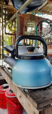 Masanın üzerinde mavi su kabı