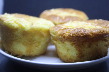 Siyah arkaplanlı elmalı turta. Beyaz tabakta üç pasta.