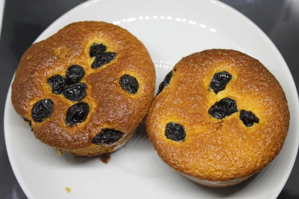 Torta Con Gocce Cioccolato Piatto Bianco Pan Spagna Con Sfondo — Foto Stock