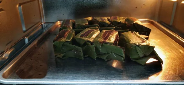 Tutup Lemper Pada Oven Panas — Stok Foto