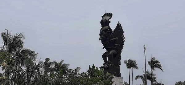 Jakarta Soekarno Hatta Havaalanındaki Garuda Wisnu Kencana Heykeli — Stok fotoğraf