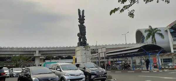 雅加达苏加诺哈塔机场的一座达达克雕像 — 图库照片