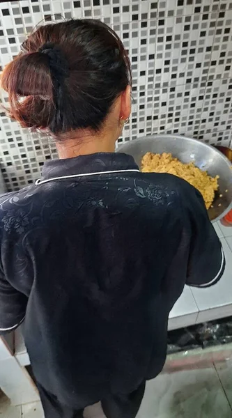 Woman Cooks Kitchen — Stock Photo, Image